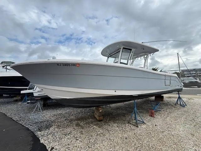 The Image of Robalo R302 Center Console 2019 - 0