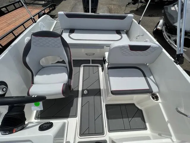 Slide: The Image of Bayliner Element M19 2023 - 11