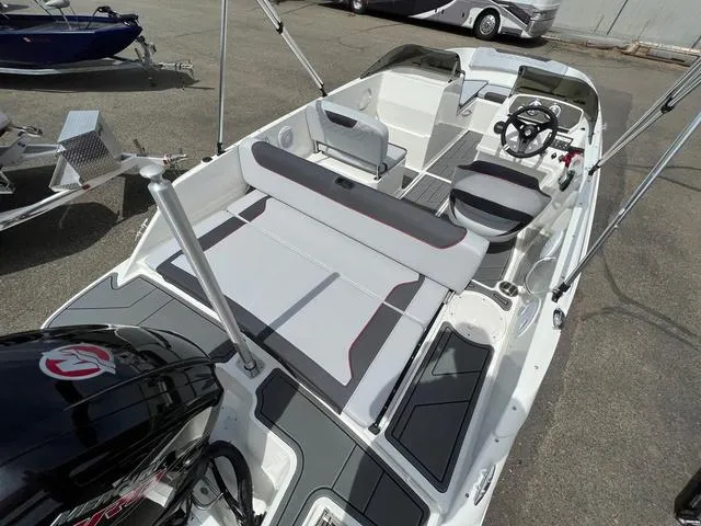 Slide: The Image of Bayliner Element M19 2023 - 17