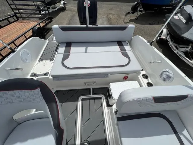 Slide: The Image of Bayliner Element M19 2023 - 18