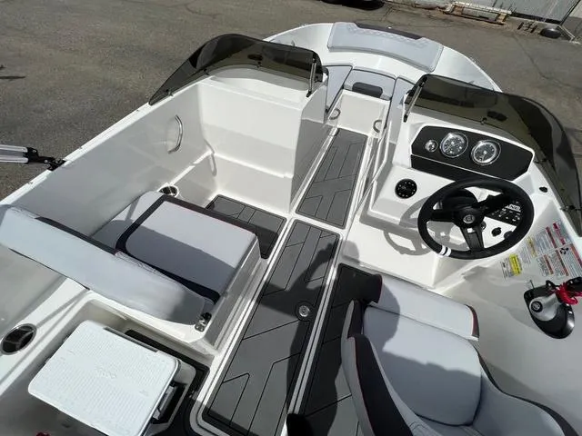 Slide: The Image of Bayliner Element M19 2023 - 8