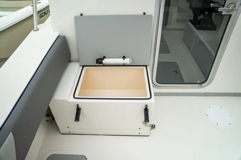 Slide: The Image of Defiance Admiral 260 EX 2025 - 11