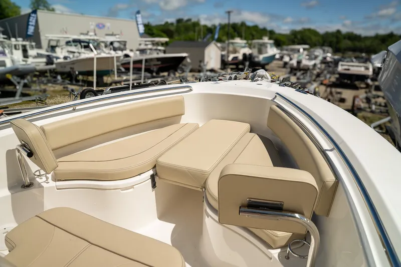 Slide: The Image of Pursuit C 238 Center Console 2018 - 10