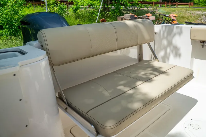 Slide: The Image of Pursuit C 238 Center Console 2018 - 15