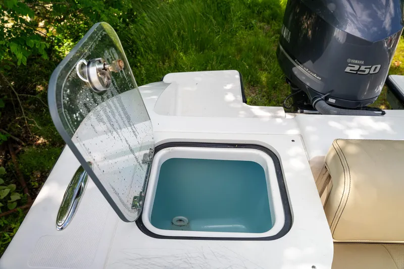 Slide: The Image of Pursuit C 238 Center Console 2018 - 16