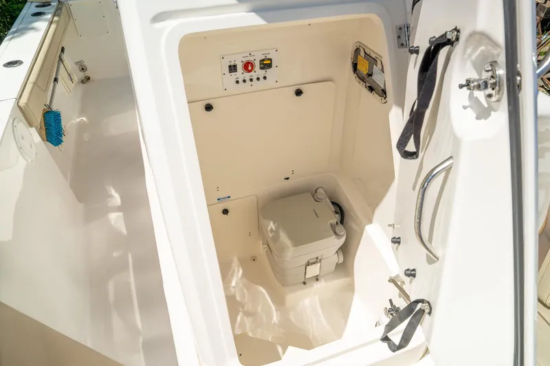 Slide: The Image of Pursuit C 238 Center Console 2018 - 8