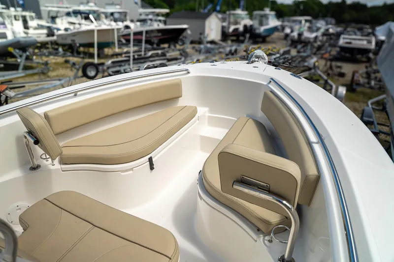 Slide: The Image of Pursuit C 238 Center Console 2018 - 9