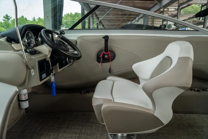 Slide: The Image of Crownline Boats 225 SS 2019 - 14