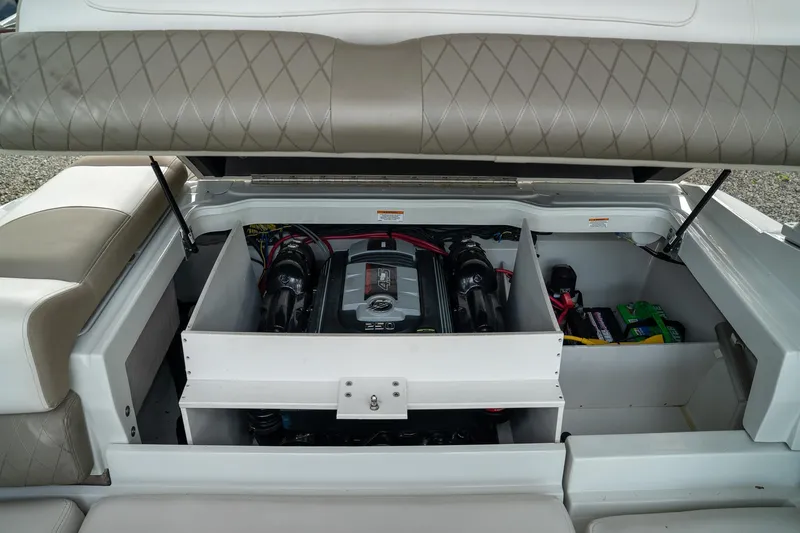 Slide: The Image of Crownline Boats 225 SS 2019 - 18