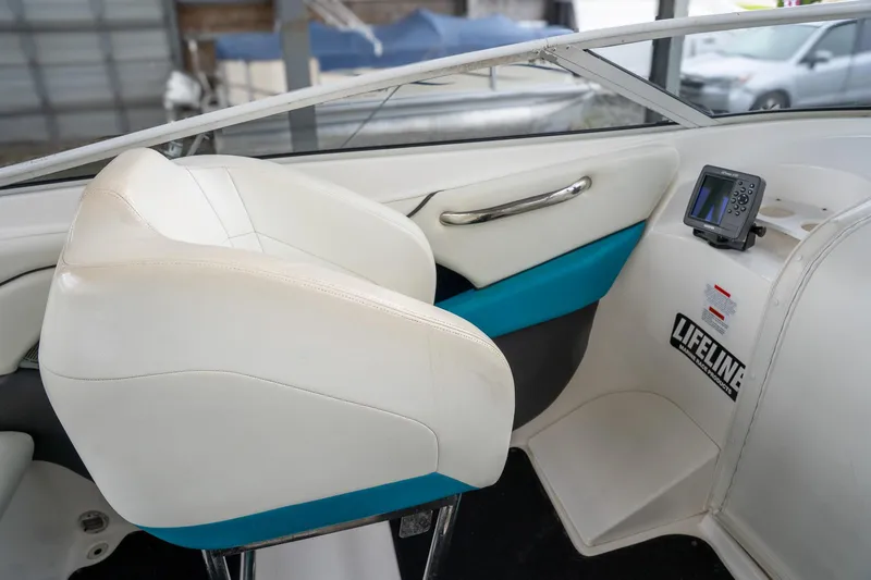 Slide: The Image of Wellcraft Scarab 260 1998 - 15