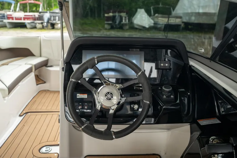 Slide: The Image of Yamaha 212 Limited X 2022 - 18