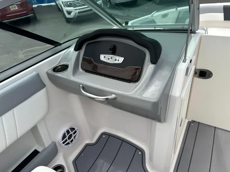 Slide: The Image of 2023 Chaparral 21 SSi OB boat interior with dashboard and cup holder. - 12