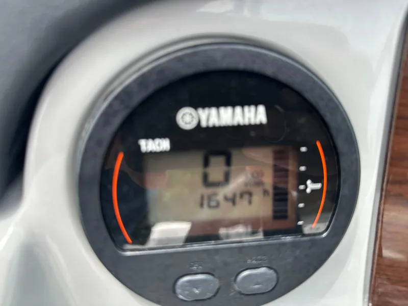 Slide: The Image of Yamaha tachometer display on 2023 Chaparral 21 SSi OB boat dashboard. - 24