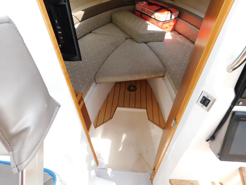 Slide: The Image of Cutwater C-24 2017 - 72