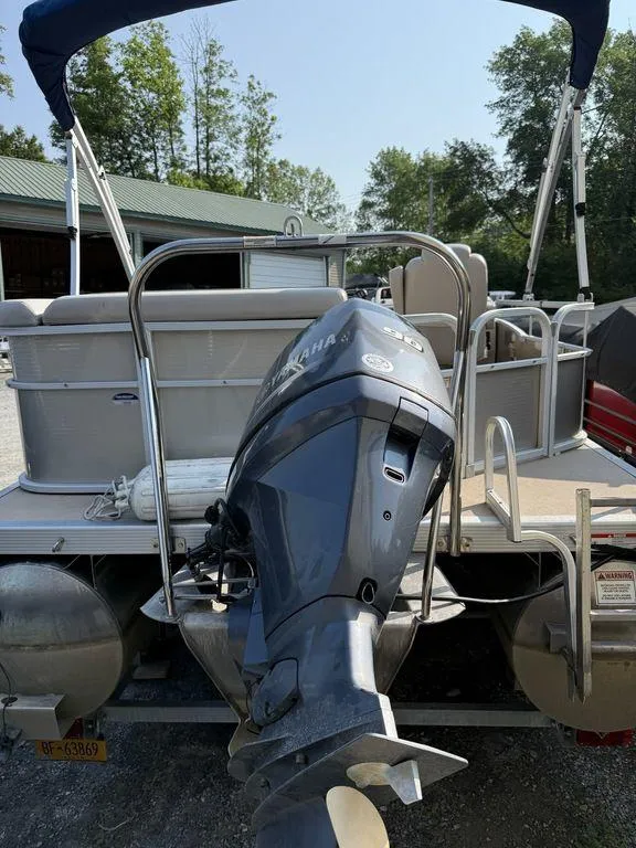 Slide: The Image of 2015 Bennington 21 SLX pontoon boat with Yamaha outboard motor, docked outdoors. - 3