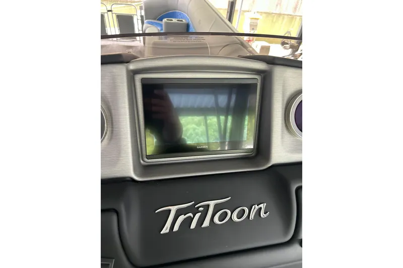 Slide: The Image of Dashboard of 2025 JC NEPTOON 27TT SPORT with Garmin display and TriToon branding. - 13