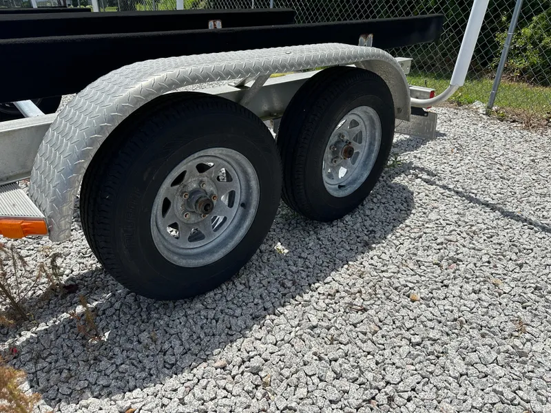 Slide: The Image of Grady-White Fisherman 222 2004 - 55