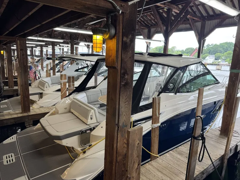 Slide: The Image of Sea Ray 320 Sundancer 2023 - 10