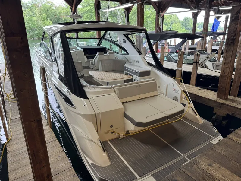 Slide: The Image of Sea Ray 320 Sundancer 2023 - 11
