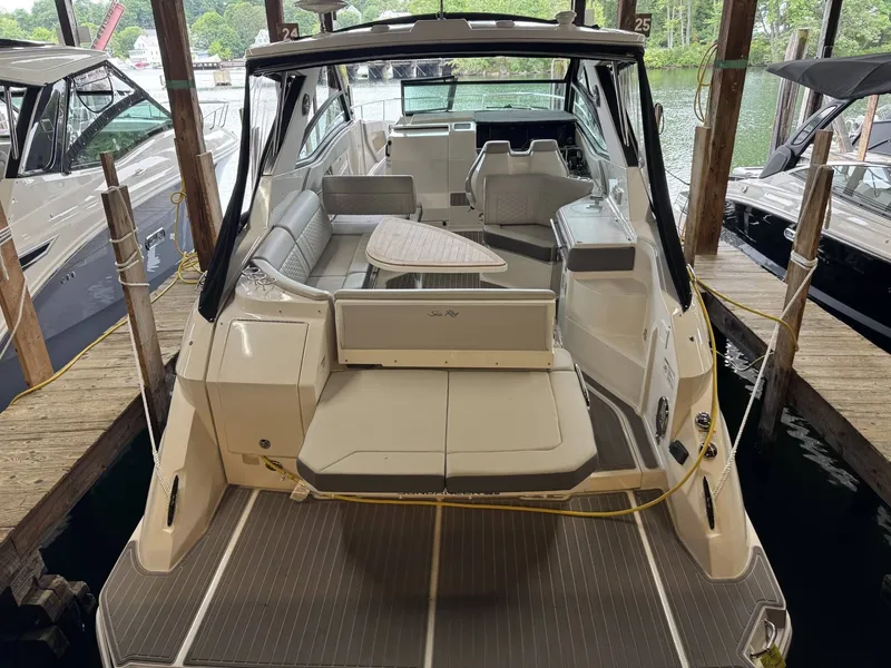 Slide: The Image of Sea Ray 320 Sundancer 2023 - 12