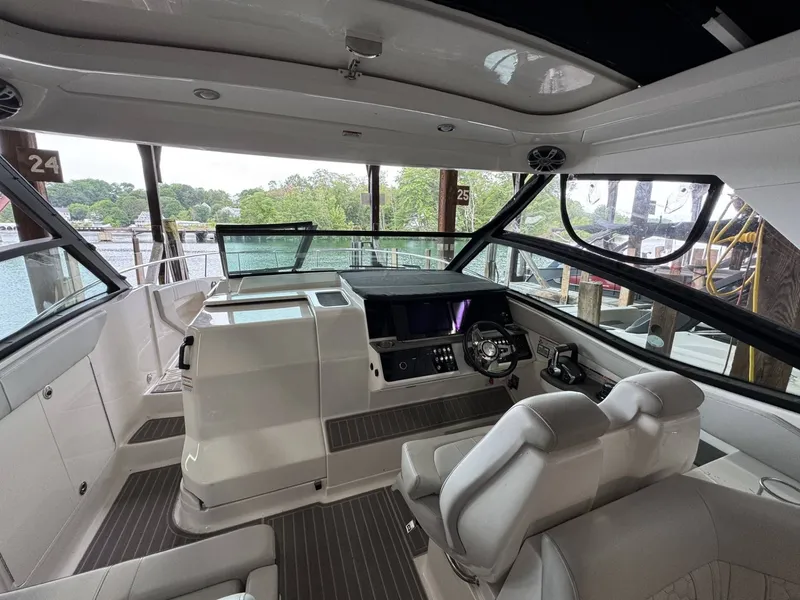 Slide: The Image of Sea Ray 320 Sundancer 2023 - 13