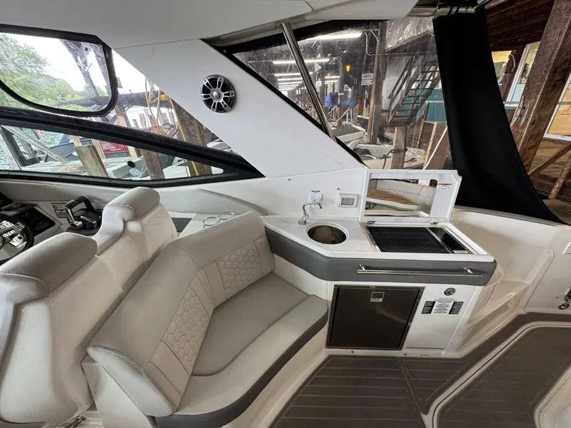 Slide: The Image of Sea Ray 320 Sundancer 2023 - 14