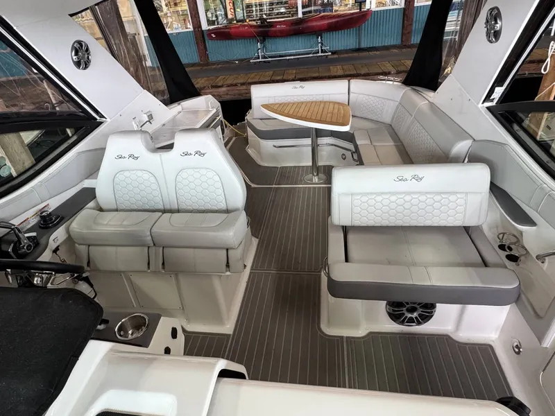 Slide: The Image of Sea Ray 320 Sundancer 2023 - 15