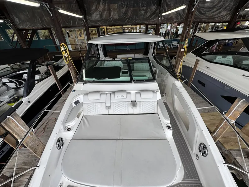 Slide: The Image of Sea Ray 320 Sundancer 2023 - 16