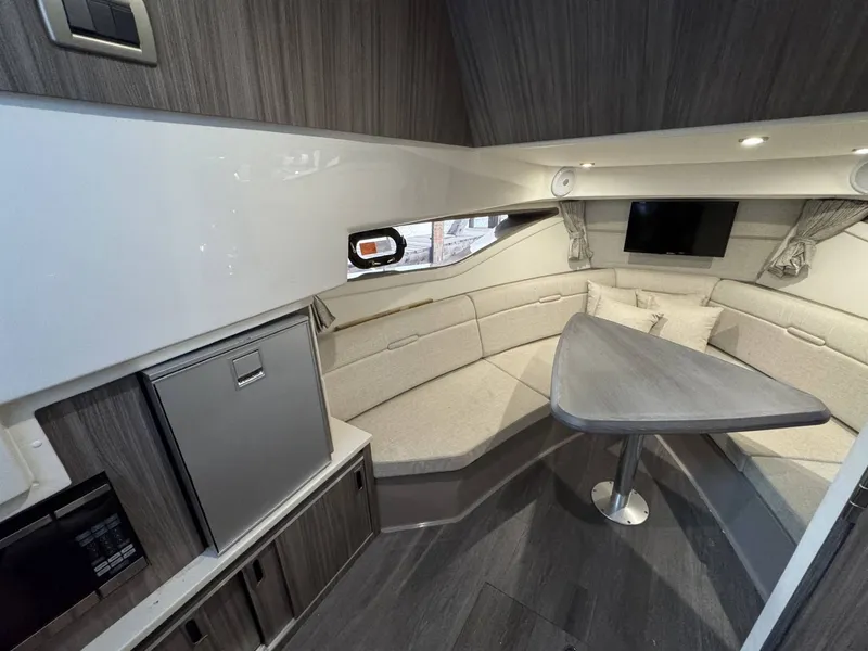 Slide: The Image of Sea Ray 320 Sundancer 2023 - 17