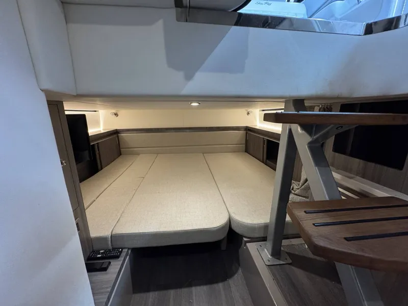 Slide: The Image of Sea Ray 320 Sundancer 2023 - 18