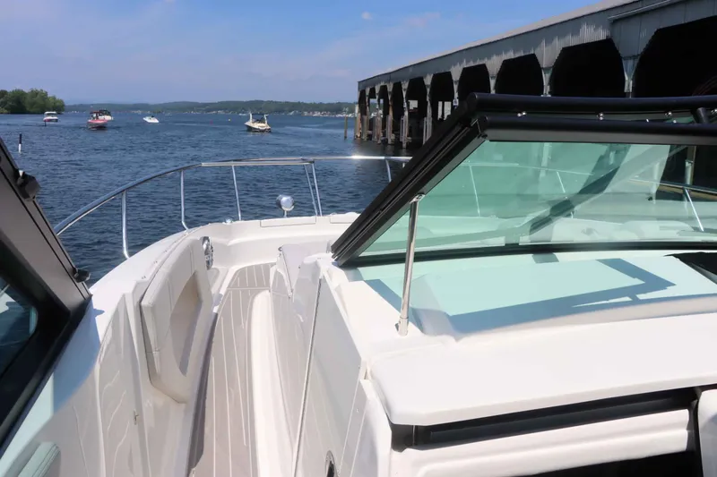 Slide: The Image of Sea Ray 320 Sundancer 2023 - 20