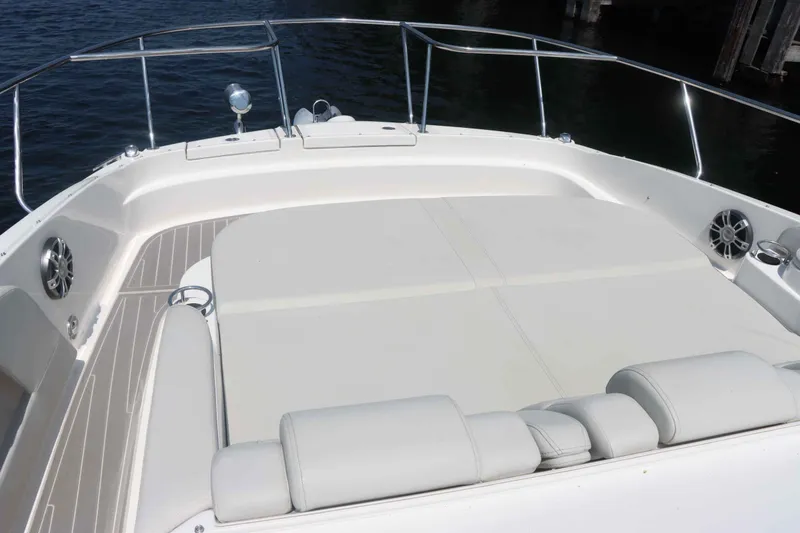 Slide: The Image of Sea Ray 320 Sundancer 2023 - 21