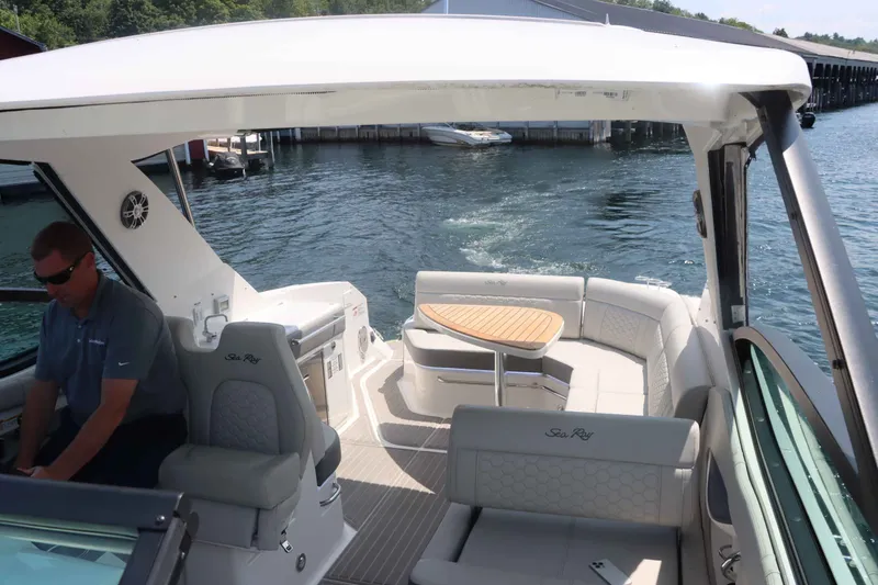 Slide: The Image of Sea Ray 320 Sundancer 2023 - 22