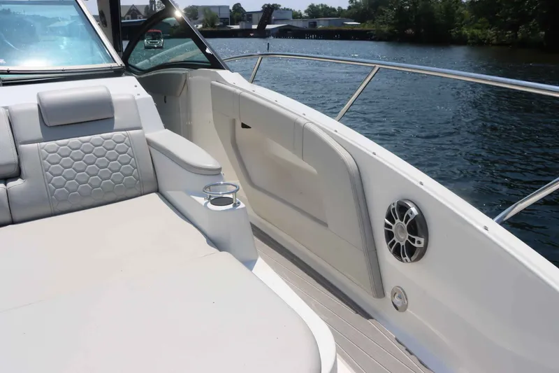 Slide: The Image of Sea Ray 320 Sundancer 2023 - 23