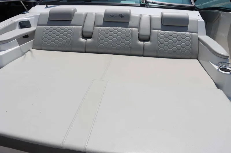 Slide: The Image of Sea Ray 320 Sundancer 2023 - 24