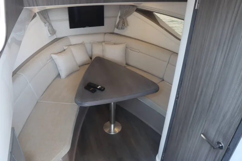 Slide: The Image of Sea Ray 320 Sundancer 2023 - 25