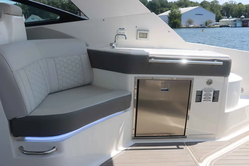 Slide: The Image of Sea Ray 320 Sundancer 2023 - 27