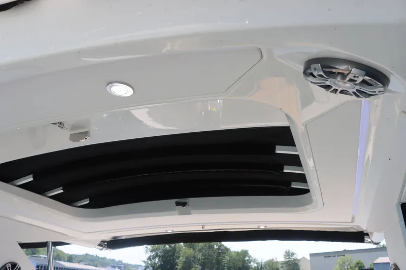 Slide: The Image of Sea Ray 320 Sundancer 2023 - 28