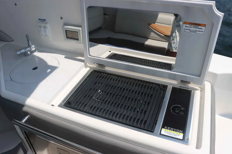 Slide: The Image of Sea Ray 320 Sundancer 2023 - 29