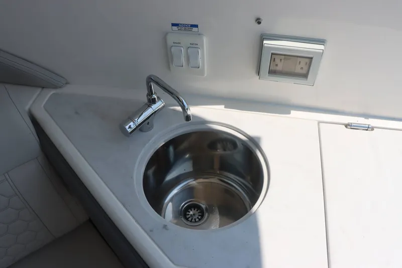 Slide: The Image of Sea Ray 320 Sundancer 2023 - 30