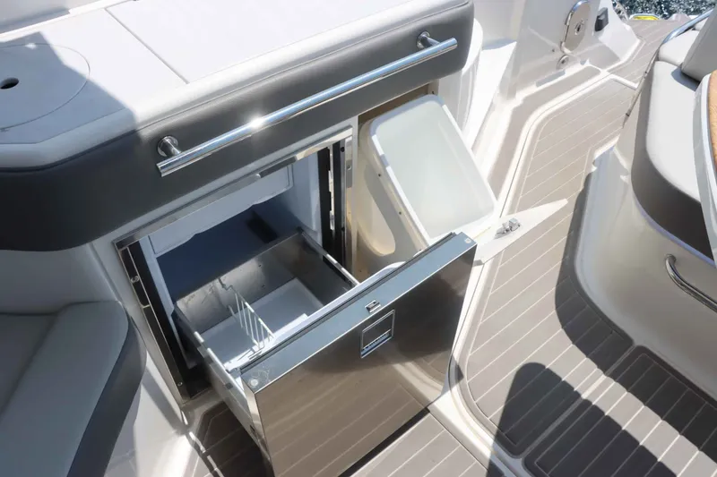Slide: The Image of Sea Ray 320 Sundancer 2023 - 31
