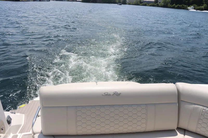 Slide: The Image of Sea Ray 320 Sundancer 2023 - 33