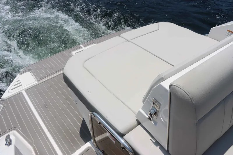 Slide: The Image of Sea Ray 320 Sundancer 2023 - 34