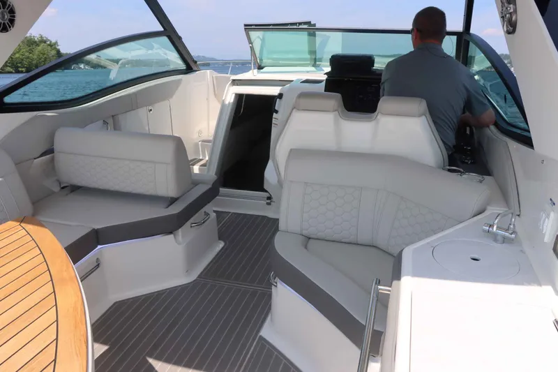 Slide: The Image of Sea Ray 320 Sundancer 2023 - 35