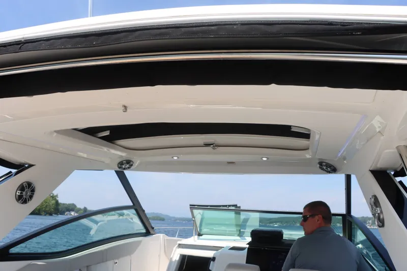 Slide: The Image of Sea Ray 320 Sundancer 2023 - 36