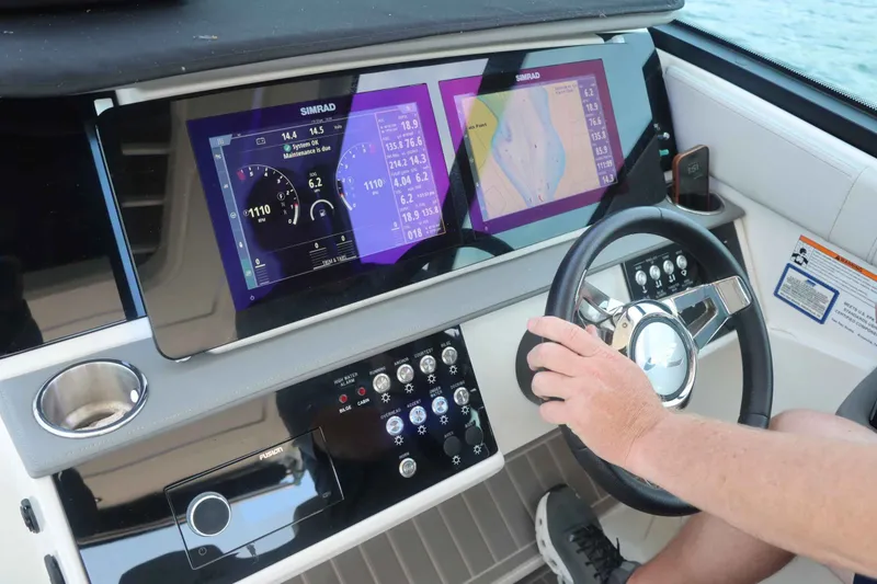 Slide: The Image of Sea Ray 320 Sundancer 2023 - 37