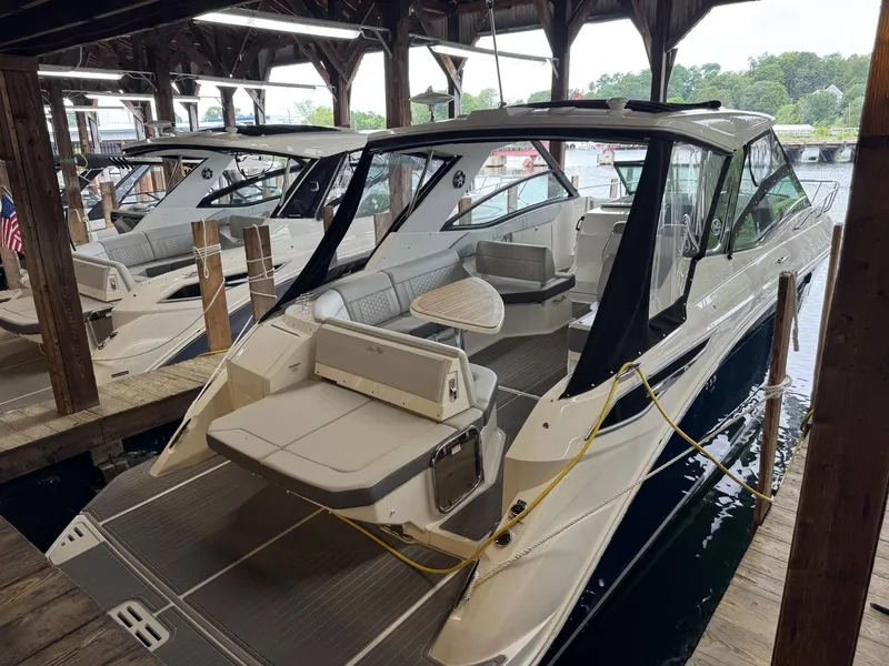 Slide: The Image of Sea Ray 320 Sundancer 2023 - 9