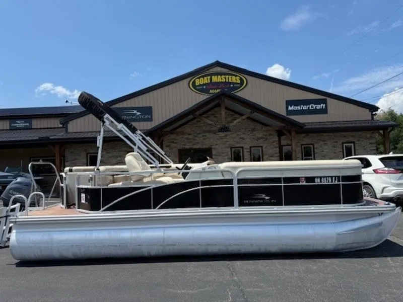 Slide: The Image of 2014 Bennington 22 SLX pontoon boat parked outside Boat Masters dealership. - 10