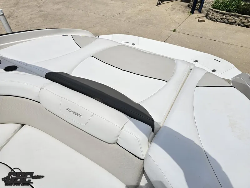Slide: The Image of 2007 Rinker 246 Captiva Bowrider boat with white and gray seating on a sunny day. - 47