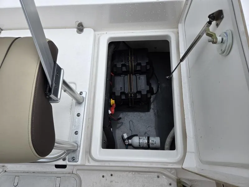 Slide: The Image of 2022 Yamaha Boats 195 FSH® SPORT battery compartment with fire extinguisher and seat detail. - 6